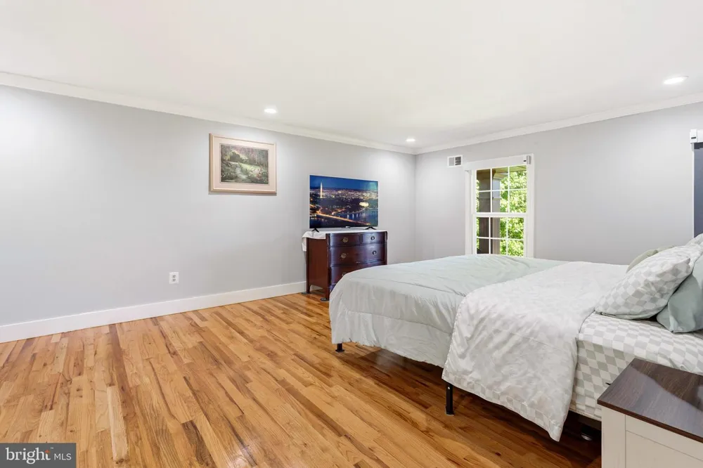 8701 LOCHAVEN DRIVE Gaithersburg, MD 20882