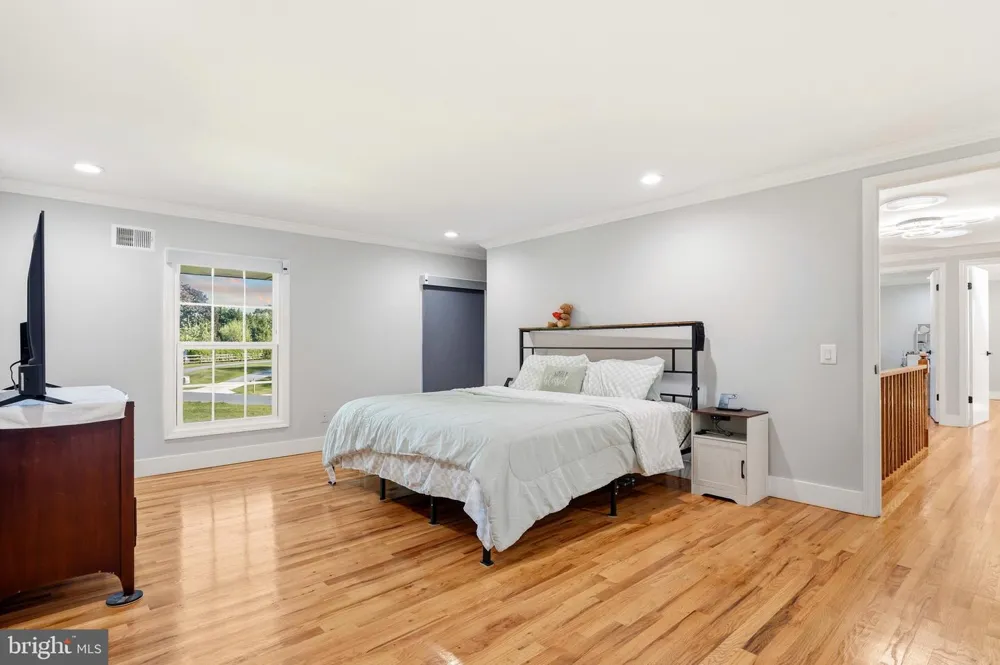 8701 LOCHAVEN DRIVE Gaithersburg, MD 20882