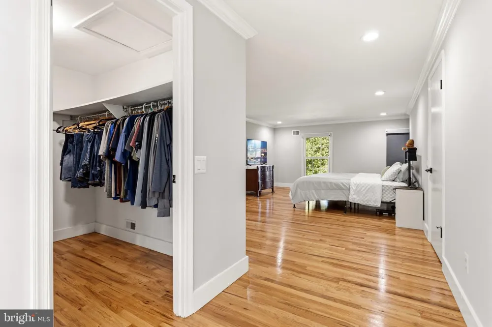 8701 LOCHAVEN DRIVE Gaithersburg, MD 20882