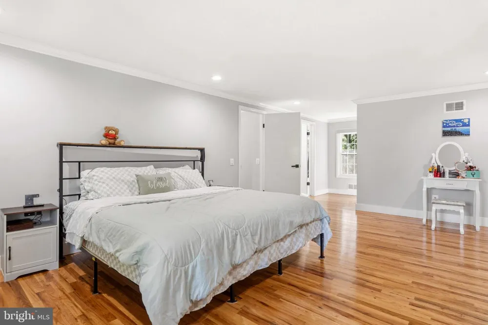 8701 LOCHAVEN DRIVE Gaithersburg, MD 20882