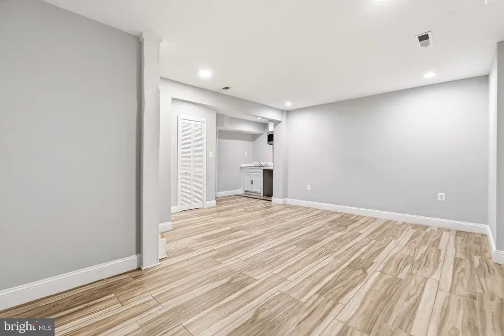 8701 LOCHAVEN DRIVE Gaithersburg, MD 20882