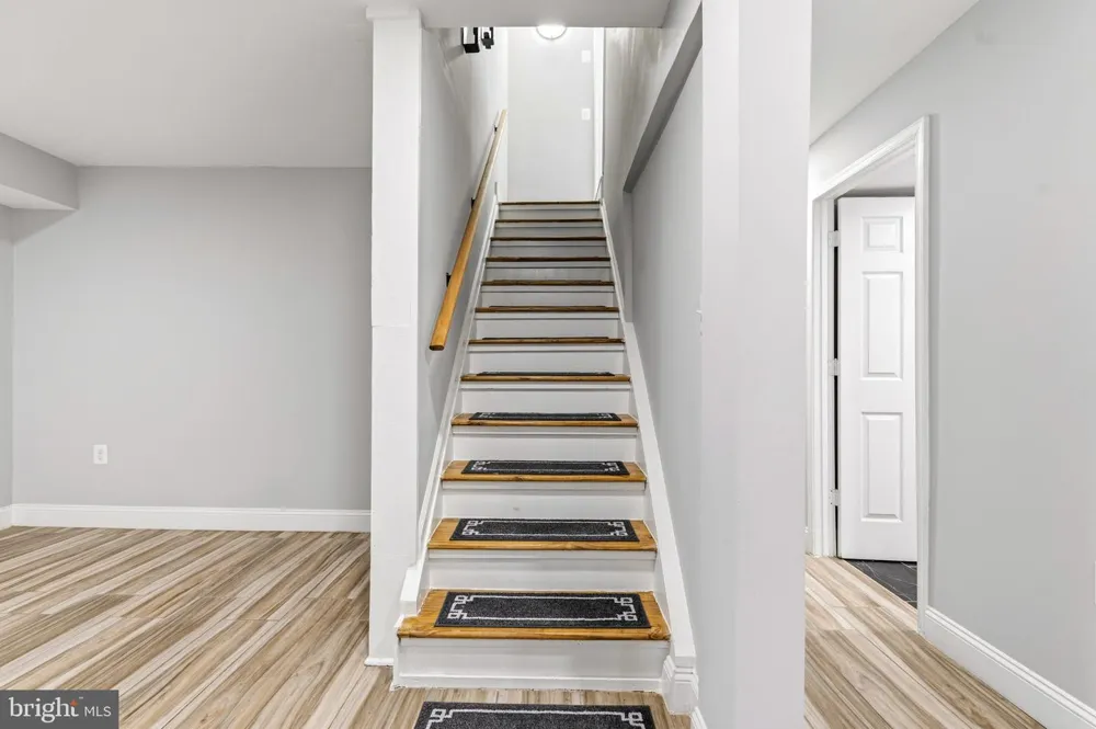 8701 LOCHAVEN DRIVE Gaithersburg, MD 20882