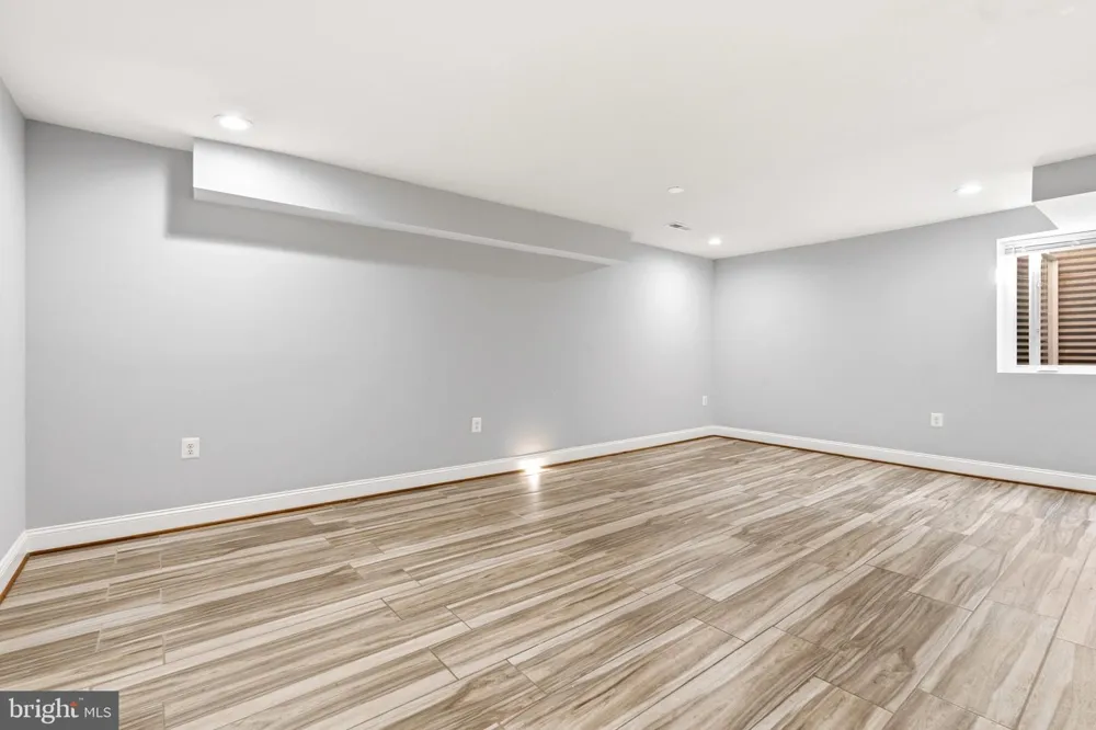 8701 LOCHAVEN DRIVE Gaithersburg, MD 20882