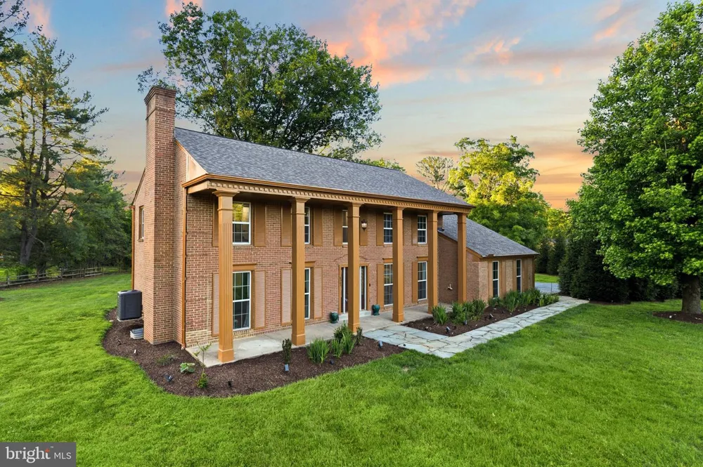 8701 LOCHAVEN DRIVE Gaithersburg, MD 20882