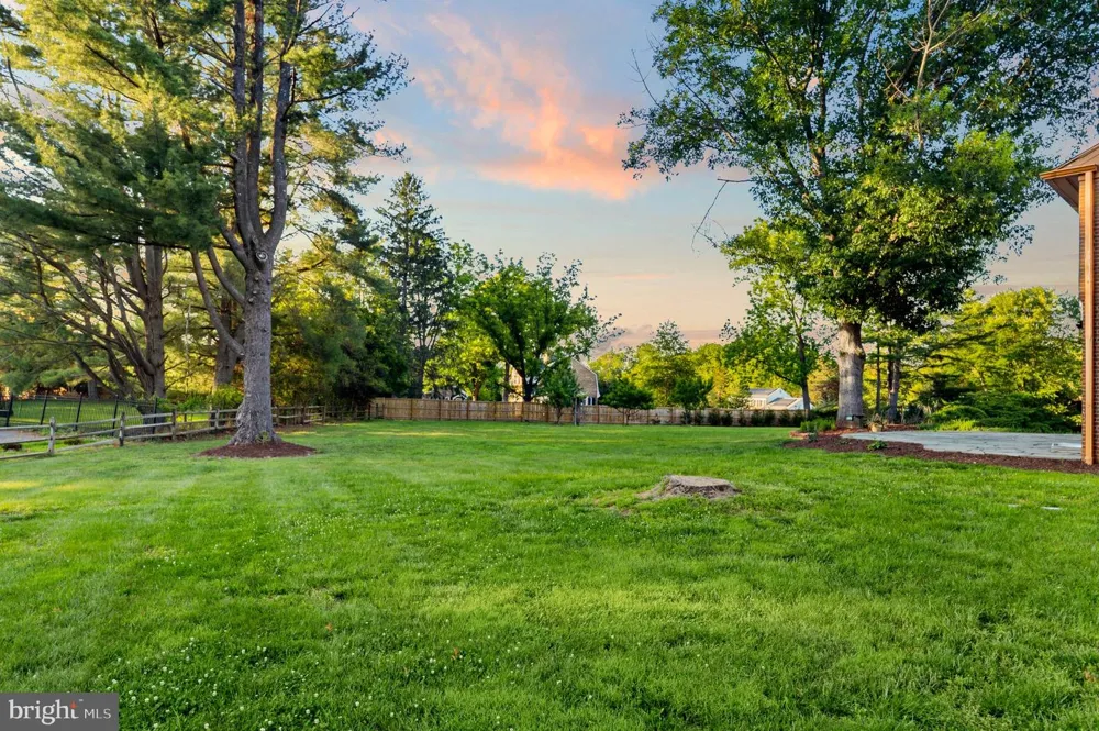 8701 LOCHAVEN DRIVE Gaithersburg, MD 20882