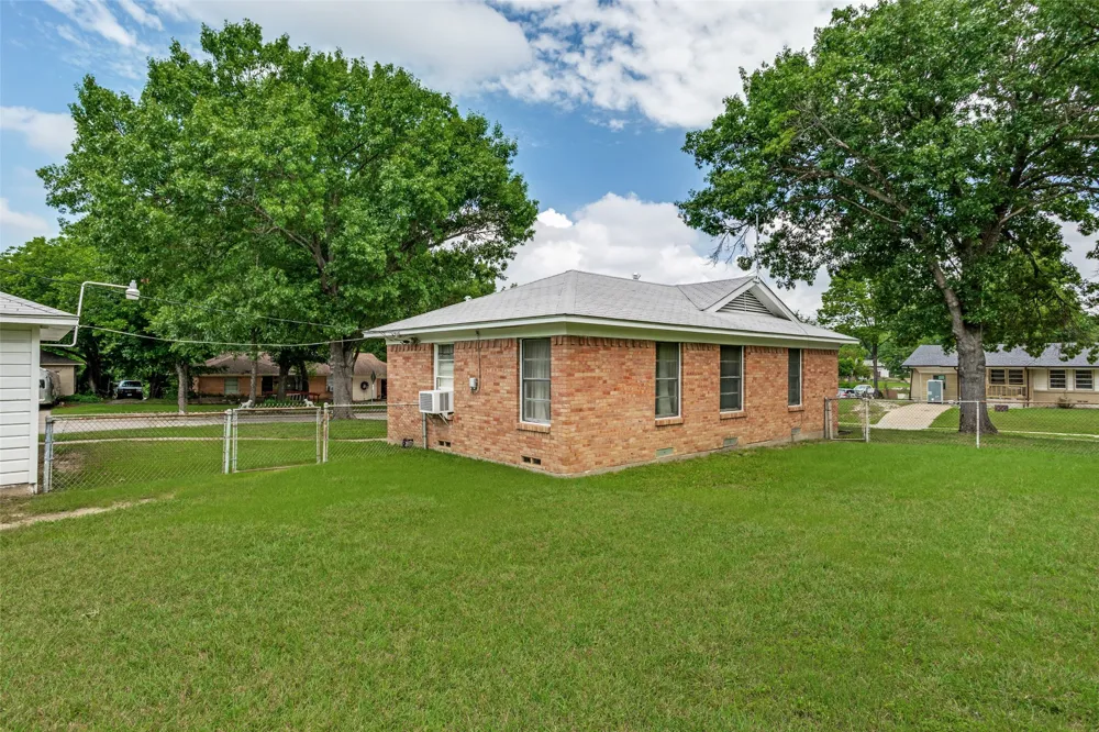 422 W Daugherty Drive Garland, TX 75041