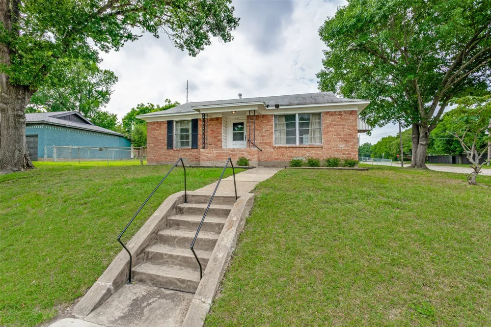 422 W Daugherty Drive Garland, TX 75041