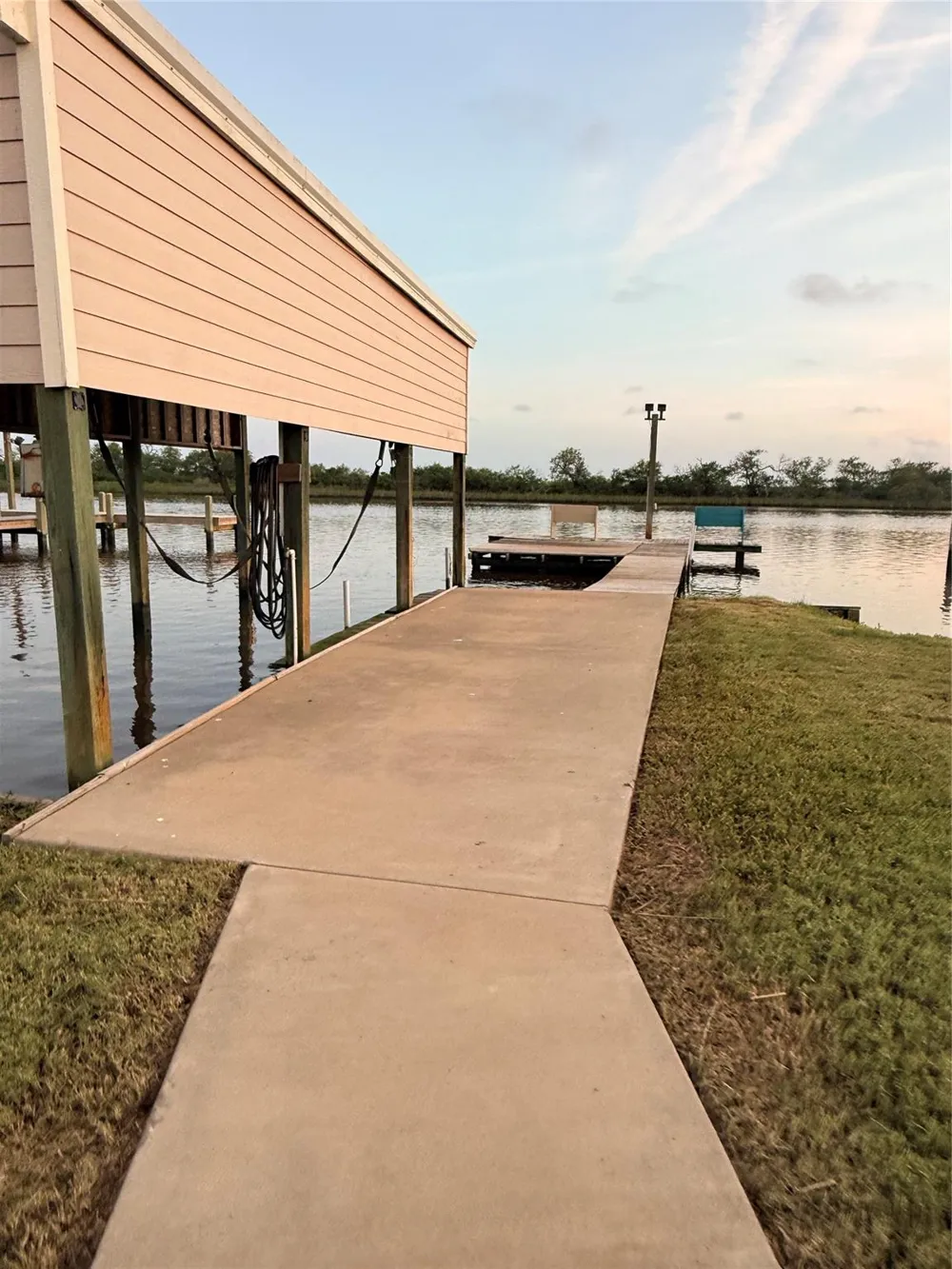 124 Seagull Sargent, TX 77414