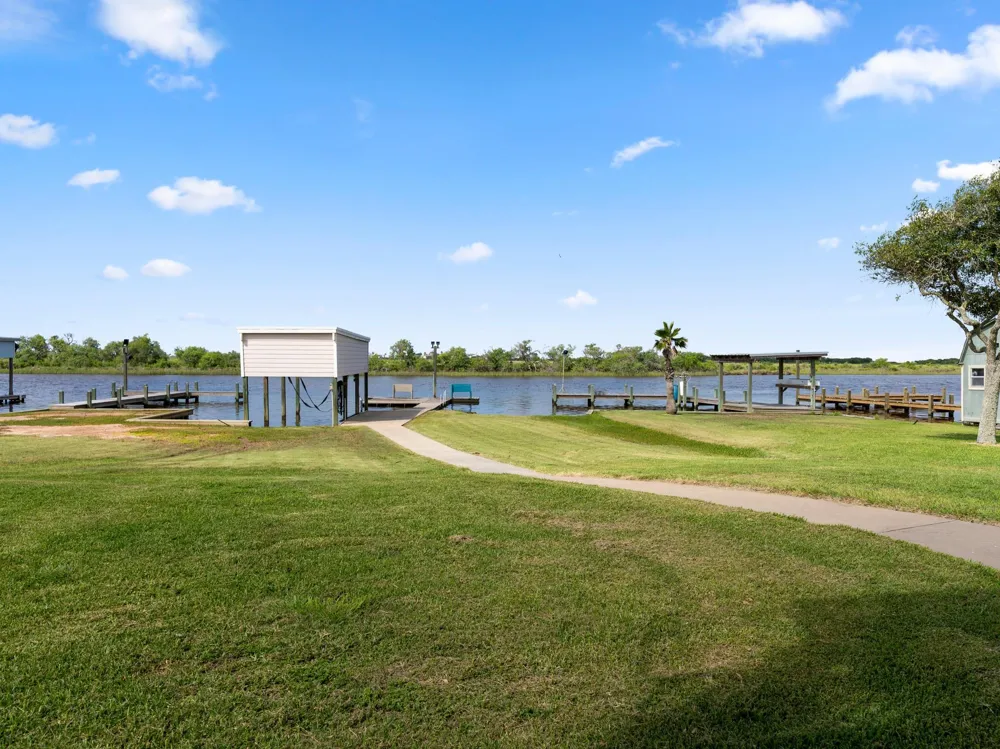 124 Seagull Sargent, TX 77414