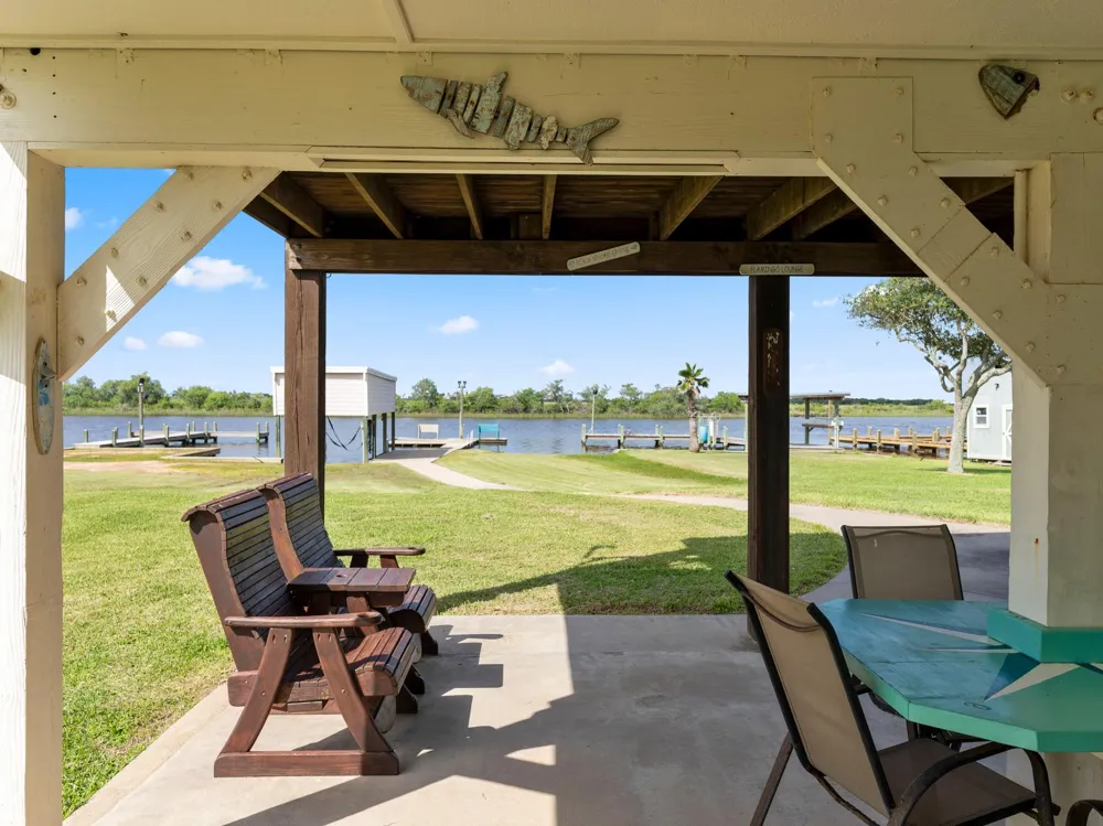 124 Seagull Sargent, TX 77414