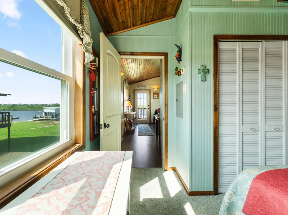 124 Seagull Sargent, TX 77414