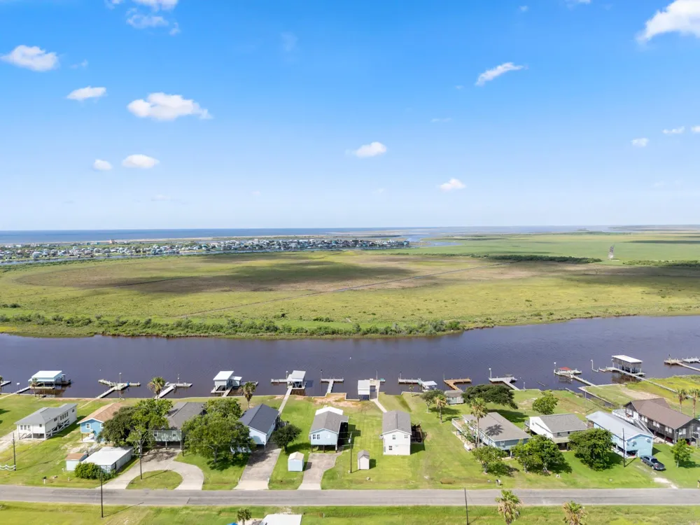 124 Seagull Sargent, TX 77414