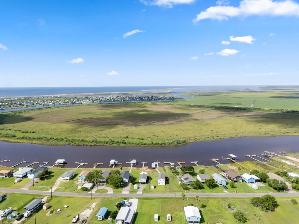 124 Seagull Sargent, TX 77414