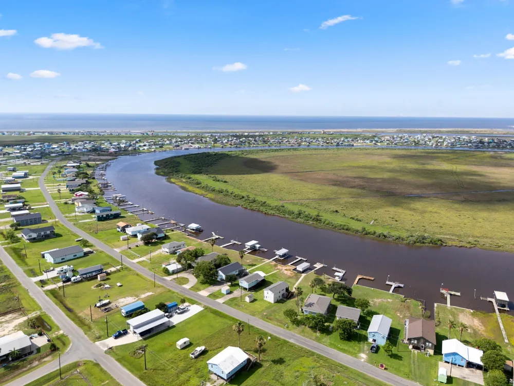 124 Seagull Sargent, TX 77414