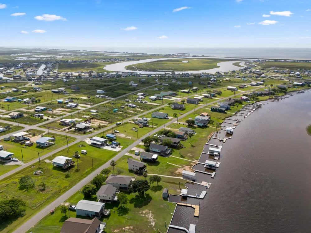124 Seagull Sargent, TX 77414