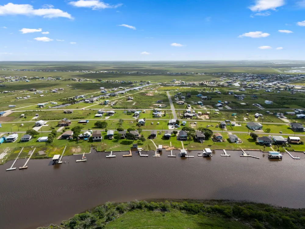 124 Seagull Sargent, TX 77414