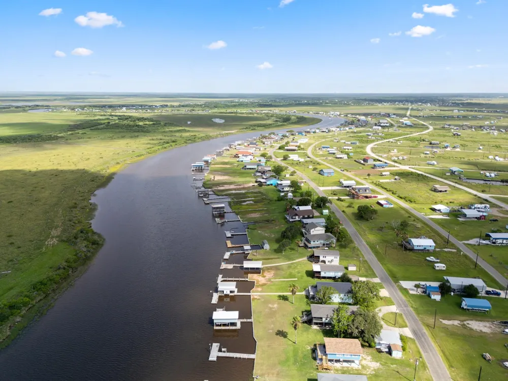 124 Seagull Sargent, TX 77414