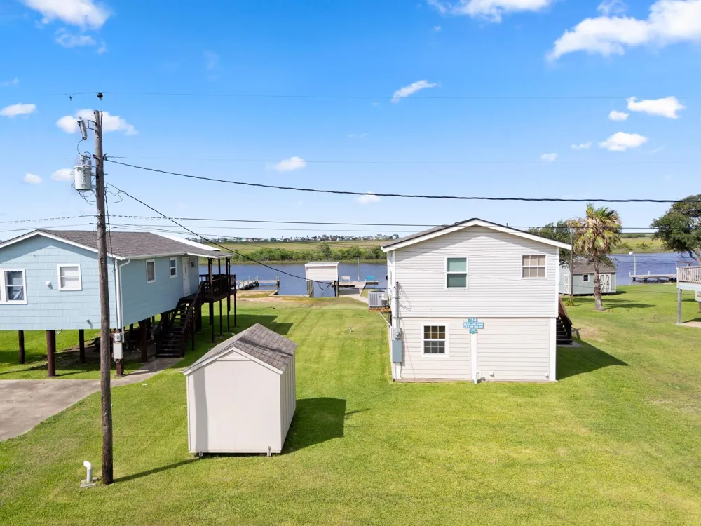 124 Seagull Sargent, TX 77414