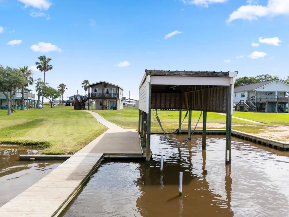 124 Seagull Sargent, TX 77414