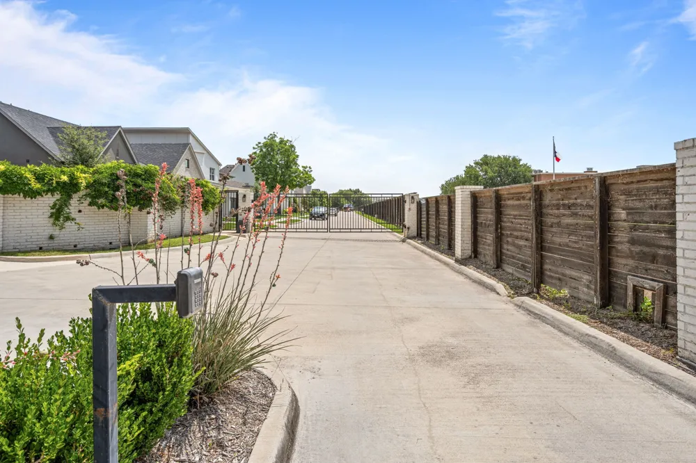 5618 Oaks Lane Westworth Village, TX 76114