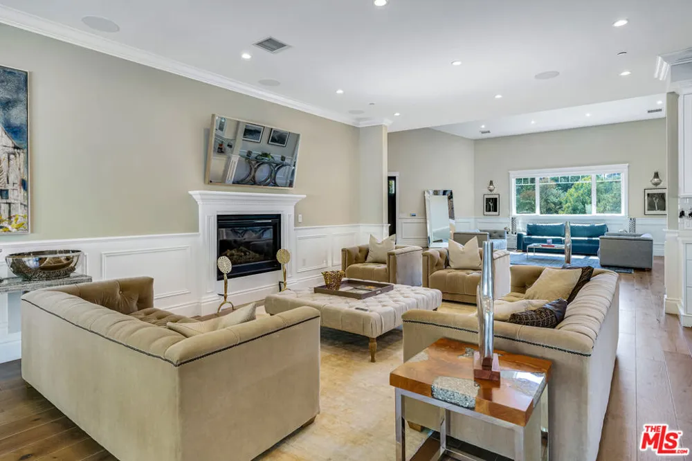 19633 Wells Drive Tarzana, CA 91356