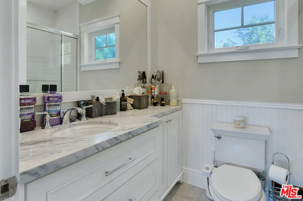 19633 Wells Drive Tarzana, CA 91356