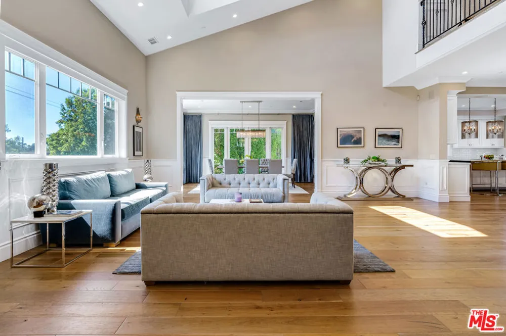 19633 Wells Drive Tarzana, CA 91356