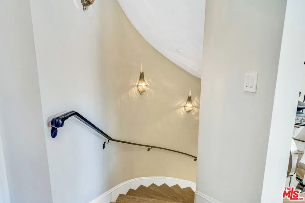 19633 Wells Drive Tarzana, CA 91356
