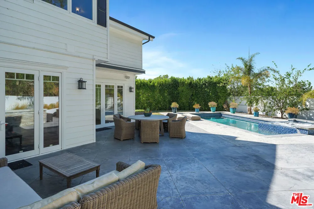 19633 Wells Drive Tarzana, CA 91356