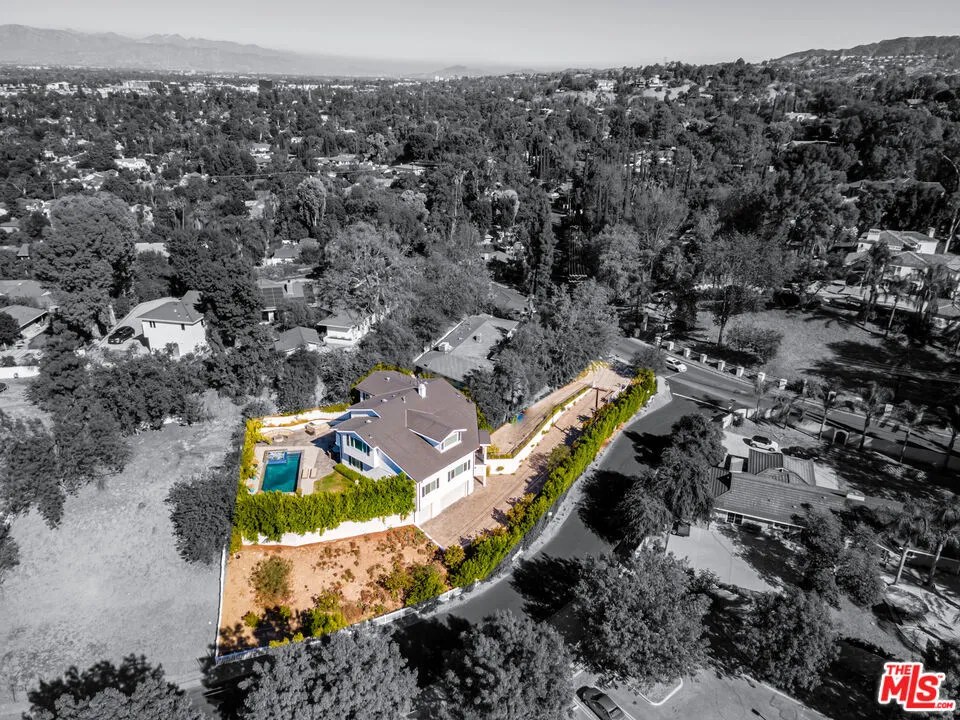 19633 Wells Drive Tarzana, CA 91356