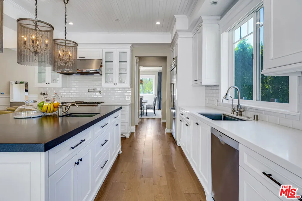 19633 Wells Drive Tarzana, CA 91356