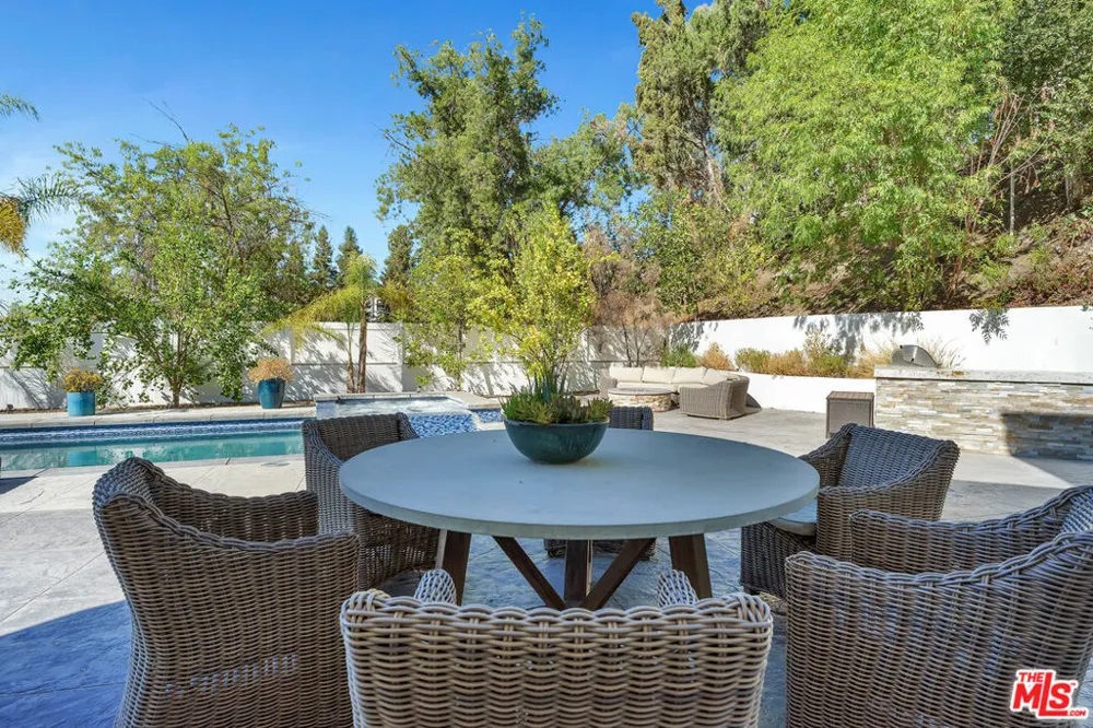 19633 Wells Drive Tarzana, CA 91356