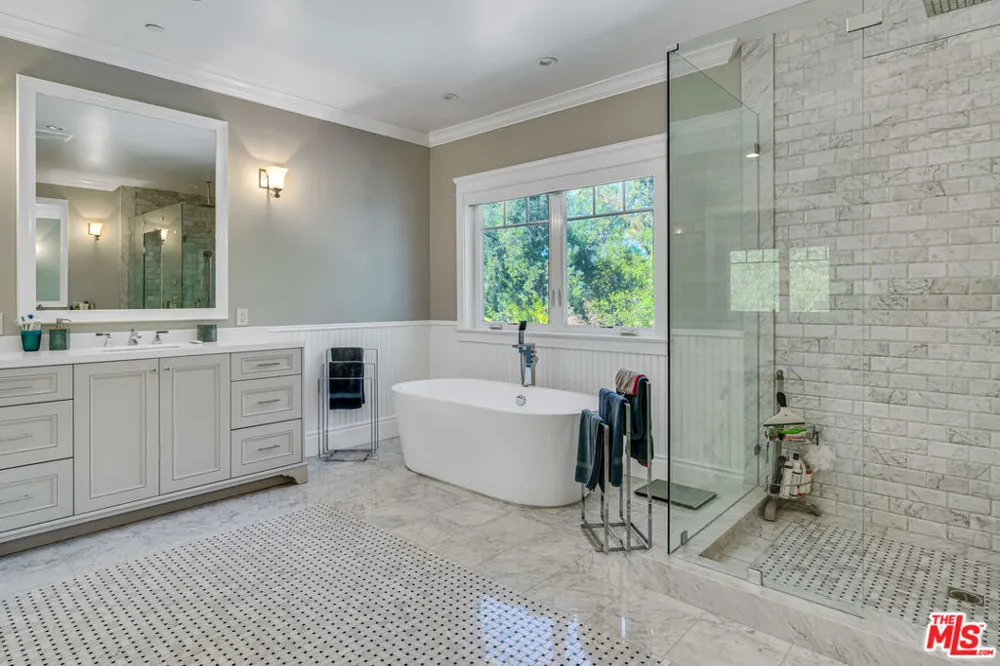 19633 Wells Drive Tarzana, CA 91356