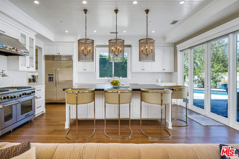 19633 Wells Drive Tarzana, CA 91356