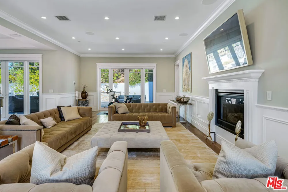 19633 Wells Drive Tarzana, CA 91356