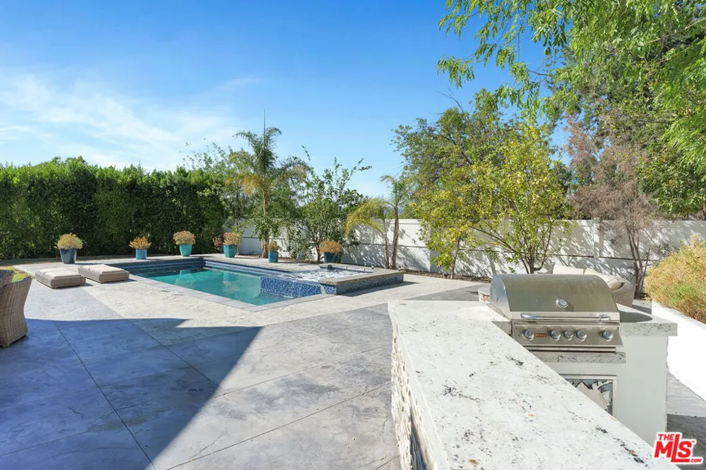 19633 Wells Drive Tarzana, CA 91356