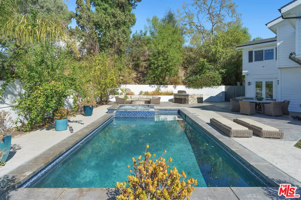 19633 Wells Drive Tarzana, CA 91356