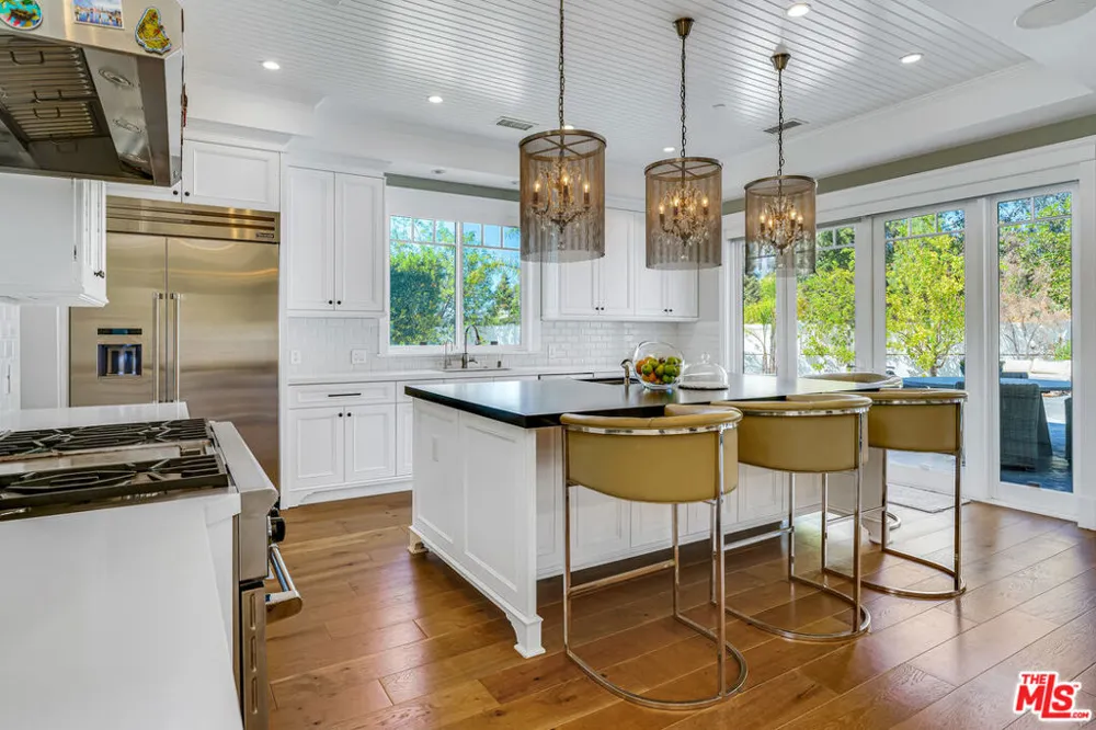 19633 Wells Drive Tarzana, CA 91356