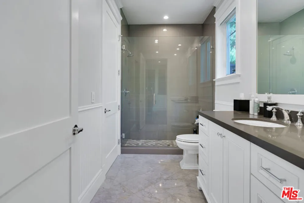 19633 Wells Drive Tarzana, CA 91356