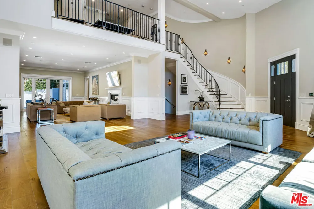 19633 Wells Drive Tarzana, CA 91356