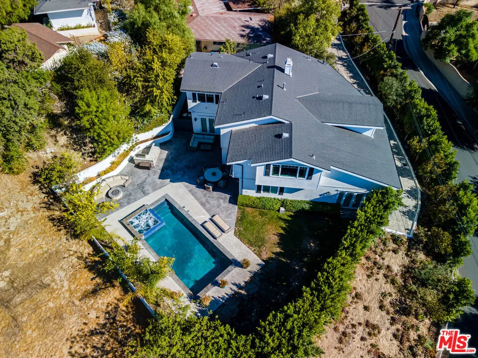 19633 Wells Drive Tarzana, CA 91356