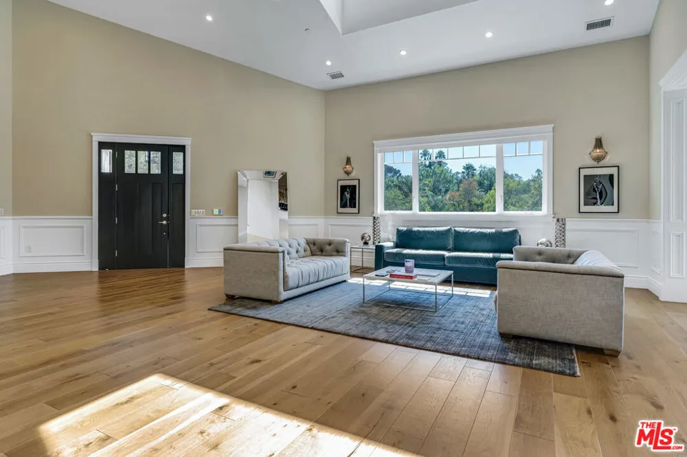 19633 Wells Drive Tarzana, CA 91356