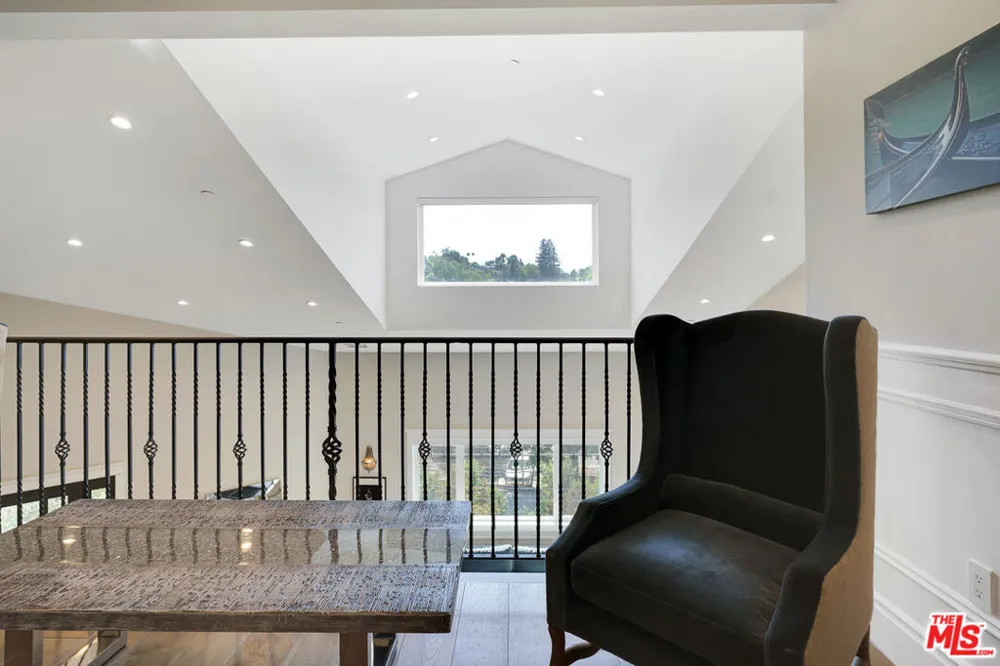19633 Wells Drive Tarzana, CA 91356
