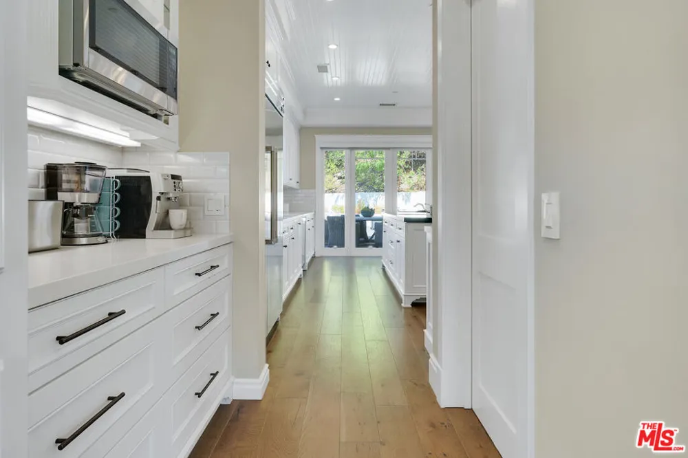 19633 Wells Drive Tarzana, CA 91356
