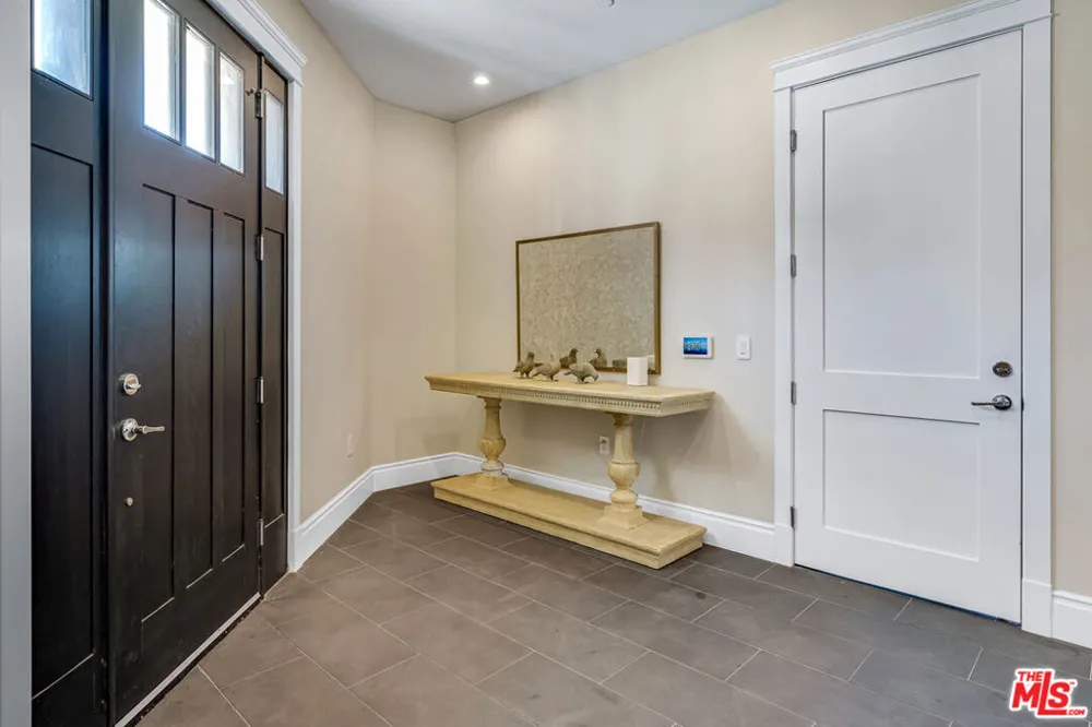 19633 Wells Drive Tarzana, CA 91356