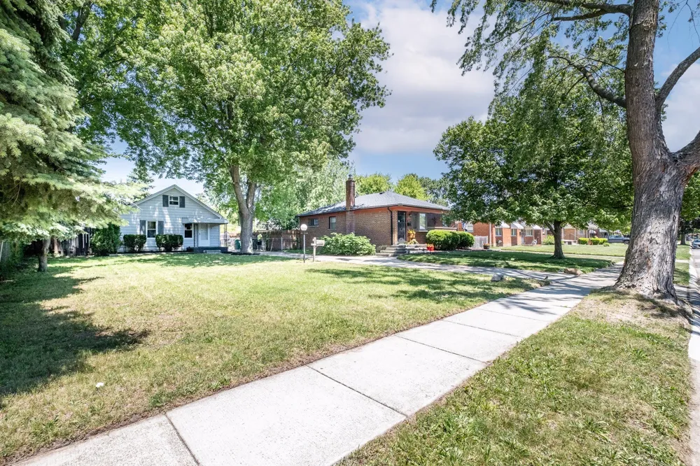 16167 Hauss Avenue Eastpointe City, MI 48021