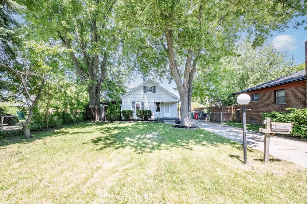 16167 Hauss Avenue Eastpointe City, MI 48021