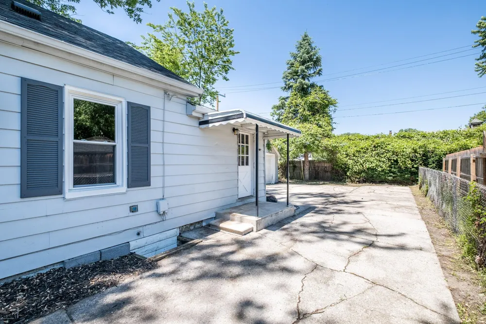 16167 Hauss Avenue Eastpointe City, MI 48021