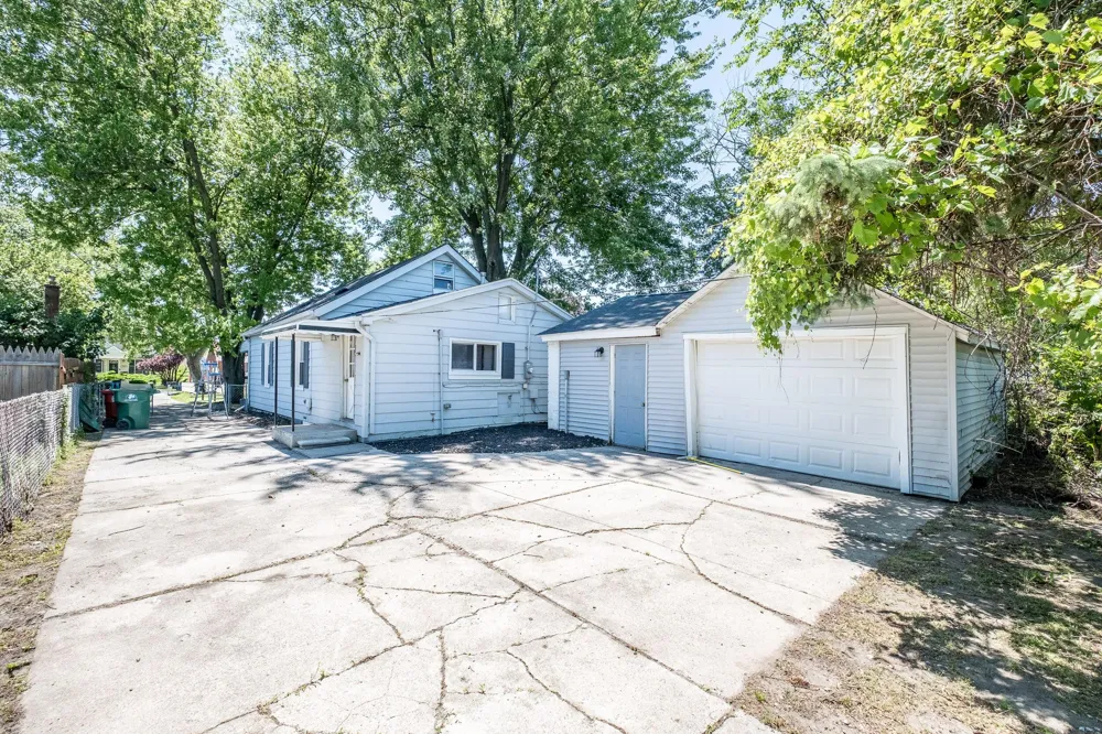 16167 Hauss Avenue Eastpointe City, MI 48021