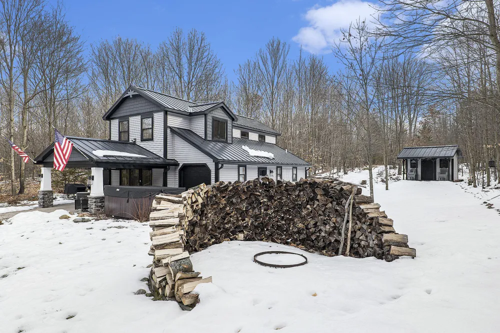 8851 E 8 Mile Road Dover Township, MI 49656